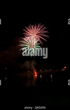 Esplosioni multiple di fuochi d'artificio su un fiume a New York Foto Stock