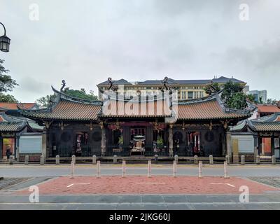 SINGAPORE, 158 TELOK AYER ST, 2019 dicembre, devotee all'area del Tempio di Thian Hock Keng Foto Stock