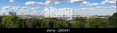 Mosca, Russia. 30th luglio 2022. Vista panoramica di Mosca in estate dalle colline di Sparrow. Foto Stock