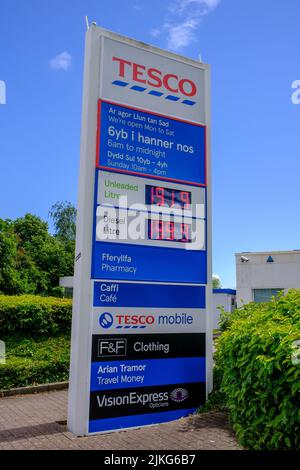 I prezzi del carburante sono visualizzati su una tavola all'esterno di Tesco, Newport, South Wales Foto Stock