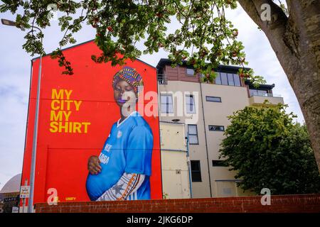 Il murale My City, My Shirt a Butetown, Cardiff. È stato riverniciato in una nuova posizione dopo che il sito precedente è stato dipinto sopra per ospitare un McDon Foto Stock