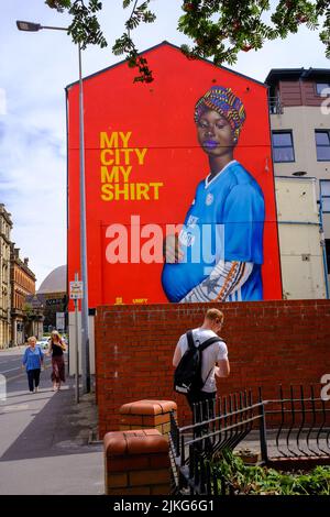 Il murale My City, My Shirt a Butetown, Cardiff. È stato riverniciato in una nuova posizione dopo che il sito precedente è stato dipinto sopra per ospitare un McDon Foto Stock