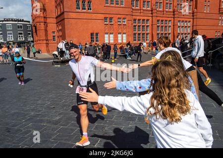 I concorrenti partecipano al Cardiff Triathlon 2022 Foto Stock