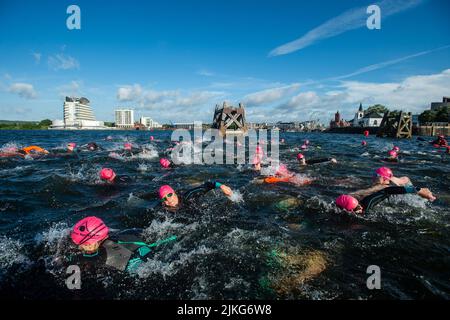 I concorrenti partecipano al Cardiff Triathlon 2022 Foto Stock