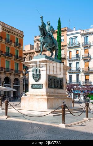 Reus, Spagna - 18 luglio 2022: Un dettaglio della piazza del Pino a Reus, Catalogna, Spagna, presieduta dalla statua equestre del Pino Generale, dopo Foto Stock