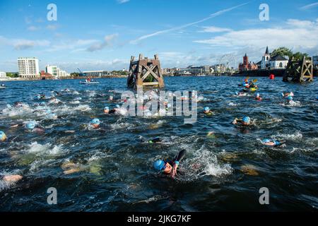 I concorrenti partecipano al Cardiff Triathlon 2022 Foto Stock