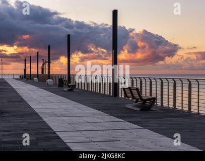 Molo di Alassio nel comune di Alassio, sulla costa del Mar Ligure in provincia di Savona, nel Nord Italia Foto Stock