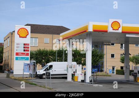 Kastrup/Copenhagen/Denmark/02 Agosto 2022/Stazione di ricarica Shell benzina e Shell con benzina a prezzi elevati a bordo di una stazione di benzina sheel nella capitale danese. (Foto..Francis Dean/Dean Pictures) Foto Stock