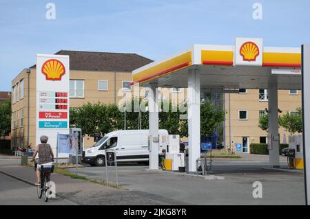 Kastrup/Copenhagen/Denmark/02 Agosto 2022/Stazione di ricarica Shell benzina e Shell con benzina a prezzi elevati a bordo di una stazione di benzina sheel nella capitale danese. (Foto..Francis Dean/Dean Pictures) Foto Stock