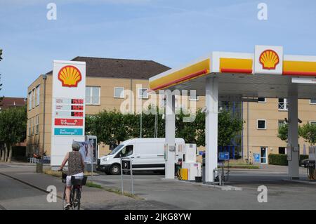 Kastrup/Copenhagen/Denmark/02 Agosto 2022/Stazione di ricarica Shell benzina e Shell con benzina a prezzi elevati a bordo di una stazione di benzina sheel nella capitale danese. (Foto..Francis Dean/Dean Pictures) Foto Stock