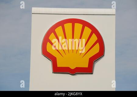 Kastrup/Copenhagen/Denmark/02 Agosto 2022/Stazione di ricarica Shell benzina e Shell con benzina a prezzi elevati a bordo di una stazione di benzina sheel nella capitale danese. (Foto..Francis Dean/Dean Pictures) Foto Stock