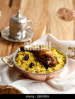 Chicken Dum Biriyani è un festival alimentare in stile indiano del nord per Ramadan Kareem, Eid al Adha. Riso Basmati cotto con spezie e carne tradizionali. Foto Stock