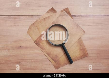 svuotare la vecchia carta e la lente di ingrandimento sul tavolo. Foto Stock