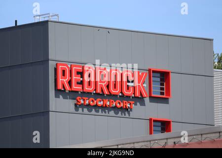 STOCKPORT, INGHILTERRA, 16 LUGLIO 2022: Vista esterna di 'Red Rock' una nuova destinazione per il tempo libero a Stockport. L'edificio ospita un cinema, palestra, ristoranti a. Foto Stock