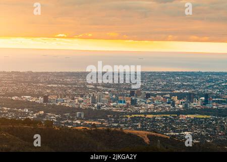 Adelaide skyline della città al tramonto visto da colline, Sud Australia Foto Stock