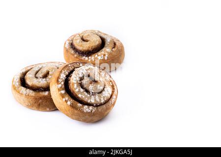 Panini alla cannella. Dessert svedese Kanelbulle isolato su sfondo bianco Foto Stock