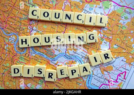 SocialHousing / Consiglio problemi di disriparazione degli alloggi con riparazioni reattive scritto in lettere Scrabble su una mappa dei quartieri di Londra Foto Stock