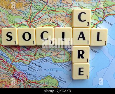 Social Care, scritto in lettere Scrabble su una mappa della Scozia Foto Stock