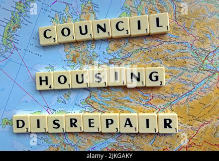 SocialHousing / Consiglio problemi di riparazione alloggi con riparazioni reattive scritto in lettere Scrabble su una mappa della Scozia Foto Stock