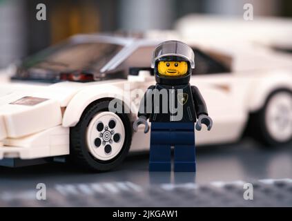 Tambov, Federazione Russa - 21 giugno 2022 una minifigura del driver della Lego in piedi vicino alla sua automobile del conttach della Lamborghini da LEGO Speed Champions Foto Stock