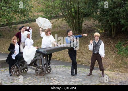 Edimburgo. Scozia. REGNO UNITO. 2nd agosto 2022. Photocall: Chiusura letteraria e slapstick su Calton Hill. The Fringe i sei attori del romp Classic slapstick dal ritmo incredibilmente veloce! (Tutti i giorni 3- 29 agosto Pleasance 1) indosserà uno smorgasbord di 17th, 18th, e 19th costumi secolo (basti pensare parrucche, ombrelloni, velluto lungo, giacche militari e giarrette jolly jack). Con puntine che includono trombe, ombrelloni, un cavallo pantomima, pistole d'acqua molto intime e una melodica rosa brillante). Saranno clown e posa con la città alle loro spalle e sul Monumento Nazionale della Scozia. PIC: Pako Mera/Alamy li Foto Stock
