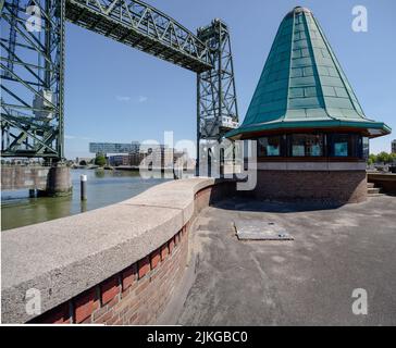 Casa gatekeeper con sullo sfondo il famoso ponte de Hef (ponte Koningshaven) e la sede centrale di Unilever, Rotterdam, Paesi Bassi Foto Stock