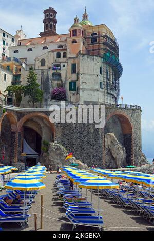 Das Dorf Atrani mit kleinem Strand und die Kirche der Heiligen Maria Maddalena, Atrani ist der Nachbarort von Amalfi, Amalfikueste, Unesco Weltkulture Foto Stock