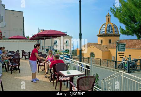 Caffetteria di strada presso la chiesa di San Gennaro nel villaggio di Praiano, Costiera Amalfitana, patrimonio dell'umanità dell'UNESCO, Campania, Italia, Europa Foto Stock