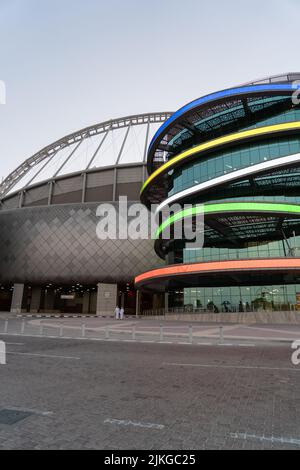DOHA, QATAR - 27 GIUGNO 2022: 3-2-1 il Qatar Olympic and Sports Museum si trova a Khalifa International Stadium Doha, Qatar. Foto Stock