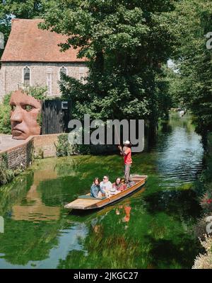 I turisti d'estate visitiors che enoying un giro in barca del punt lungo il fiume Stour attraverso il centro del vecchio Canterbury Kent Inghilterra UK - turismo che punta l'estate Foto Stock