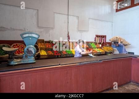 Una mostra del negozio della società nella città di Humberstone, Cile. Ora è una città fantasma e museo. Frutta e verdura in vendita Foto Stock