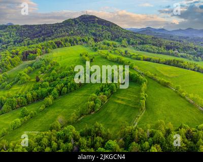 Vista sul monte Jedlova dall'alto Foto Stock