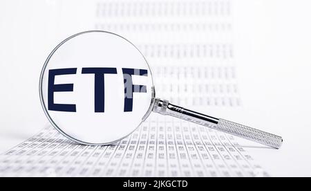 Fondo di investimento ETF. Acronimo attraverso la lente di ingrandimento. Foto di alta qualità Foto Stock