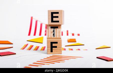 Fondo di investimento ETF. Acronimo attraverso la lente di ingrandimento. Foto di alta qualità Foto Stock