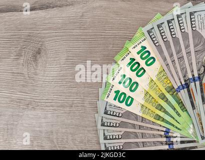 Una pila di dollari si trova sul pavimento. Foto Stock