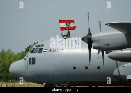 Austrian Air Force, C-130K Hercules, (con Eurofighter) EF2000 QRA Role Demonstration, RIAT 2022, RAF Fairford, Foto Stock