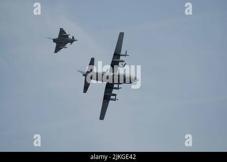 Austrian Air Force, C-130K Hercules ed Eurofighter EF2000 QRA Role Demonstration, RIAT 2022, RAF Fairford, Foto Stock