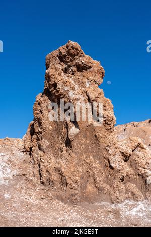 Luna su formazioni di pietra argillosa arrugginita nella Valle della Luna o Valle de Luna, San Pedro de Atacama, Cile. Foto Stock