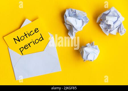 Testo del periodo di avviso su blocco note giallo in una busta. Concetto di occupazione Foto Stock