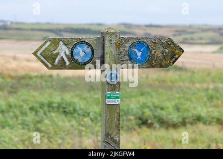 Isle of Anglesey Coastal Path, Wales Coast Path e griglia di riferimento sulla marcatrice del sentiero, Anglesey, Wales Foto Stock