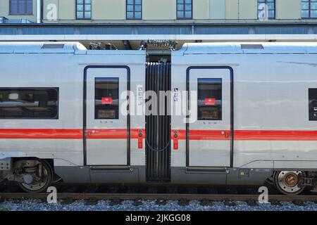 La figura mostra una vista selettiva delle porte di ingresso e uscita di un treno ICE nella stazione di Augusta Foto Stock