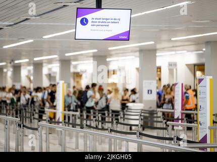 2022-08-02 13:28:45 SCHIPHOL - i viaggiatori si trovano in fila presso una sala partenze di Schiphol. L'aeroporto ha assunto più guardie di sicurezza e quindi ancora una volta permette più viaggiatori. A causa di una carenza di personale, l'hotel era molto affollato a Schiphol per molto tempo. ANP SEM VAN DER WAL uscita paesi bassi - uscita belgio Foto Stock