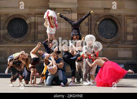 Artisti circensi ucraini e cechi si esibiscono durante una fotocall per Boom! All'esterno di McEwan Hall, Edimburgo, per promuovere le loro prossime apparizioni alla underbelly Bristo Square attraverso l'Edinburgh Festival Fringe. Braccio! È una collaborazione tra Cirk la Putyka e Kyiv Municipal Academy of Variety and Circus Art. Data foto: Martedì 2 agosto 2022. Foto Stock