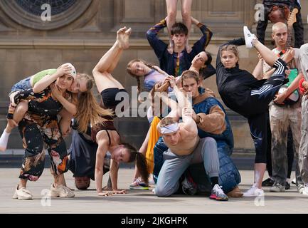 Artisti circensi ucraini e cechi si esibiscono durante una fotocall per Boom! All'esterno di McEwan Hall, Edimburgo, per promuovere le loro prossime apparizioni alla underbelly Bristo Square attraverso l'Edinburgh Festival Fringe. Braccio! È una collaborazione tra Cirk la Putyka e Kyiv Municipal Academy of Variety and Circus Art. Data foto: Martedì 2 agosto 2022. Foto Stock