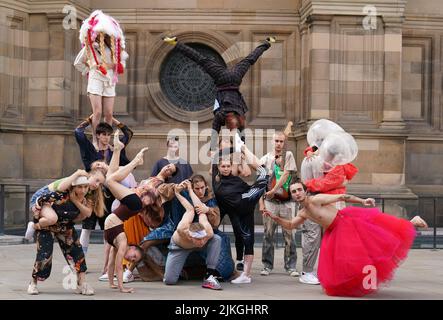 Artisti circensi ucraini e cechi si esibiscono durante una fotocall per Boom! All'esterno di McEwan Hall, Edimburgo, per promuovere le loro prossime apparizioni alla underbelly Bristo Square attraverso l'Edinburgh Festival Fringe. Braccio! È una collaborazione tra Cirk la Putyka e Kyiv Municipal Academy of Variety and Circus Art. Data foto: Martedì 2 agosto 2022. Foto Stock