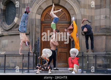 Artisti circensi ucraini e cechi si esibiscono durante una fotocall per Boom! All'esterno di McEwan Hall, Edimburgo, per promuovere le loro prossime apparizioni alla underbelly Bristo Square attraverso l'Edinburgh Festival Fringe. Braccio! È una collaborazione tra Cirk la Putyka e Kyiv Municipal Academy of Variety and Circus Art. Data foto: Martedì 2 agosto 2022. Foto Stock