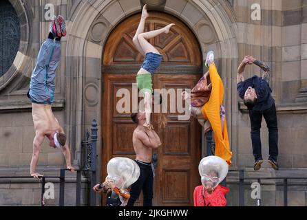 Artisti circensi ucraini e cechi si esibiscono durante una fotocall per Boom! All'esterno di McEwan Hall, Edimburgo, per promuovere le loro prossime apparizioni alla underbelly Bristo Square attraverso l'Edinburgh Festival Fringe. Braccio! È una collaborazione tra Cirk la Putyka e Kyiv Municipal Academy of Variety and Circus Art. Data foto: Martedì 2 agosto 2022. Foto Stock