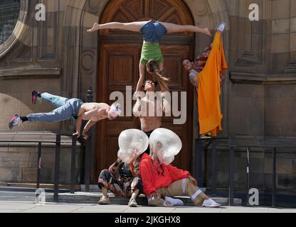 Artisti circensi ucraini e cechi si esibiscono durante una fotocall per Boom! All'esterno di McEwan Hall, Edimburgo, per promuovere le loro prossime apparizioni alla underbelly Bristo Square attraverso l'Edinburgh Festival Fringe. Braccio! È una collaborazione tra Cirk la Putyka e Kyiv Municipal Academy of Variety and Circus Art. Data foto: Martedì 2 agosto 2022. Foto Stock