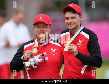 Daniel Salmon e Jarrad Breen del Galles con le loro medaglie d'oro vinti nelle coppie di uomini delle Coppe di prato al Victoria Park il quinto giorno dei Giochi del Commonwealth 2022 a Birmingham. Data foto: Martedì 2 agosto 2022. Foto Stock