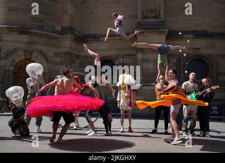 Artisti circensi ucraini e cechi si esibiscono durante una fotocall per Boom! All'esterno di McEwan Hall, Edimburgo, per promuovere le loro prossime apparizioni alla underbelly Bristo Square attraverso l'Edinburgh Festival Fringe. Braccio! È una collaborazione tra Cirk la Putyka e Kyiv Municipal Academy of Variety and Circus Art. Data foto: Martedì 2 agosto 2022. Foto Stock